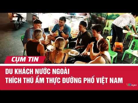 Du khách nước ngoài thích thú ẩm thực đường phố Việt Nam | Cụm tin | VTV24